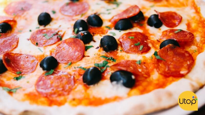 Thưởng thức pizza từ Ý