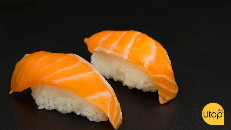 Sushi rất ngon với cá hồi và cơm