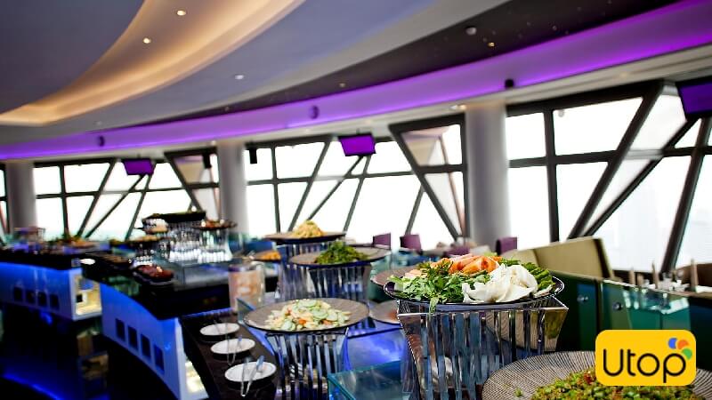 Toàn bộ bàn ăn tại Atmosphere 360 ​​được xếp dọc theo ô cửa kính để tối ưu hóa không gian