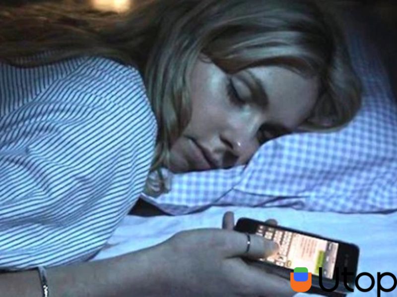 Có nên để điện thoại cạnh gối khi ngủ?  Tại sao?