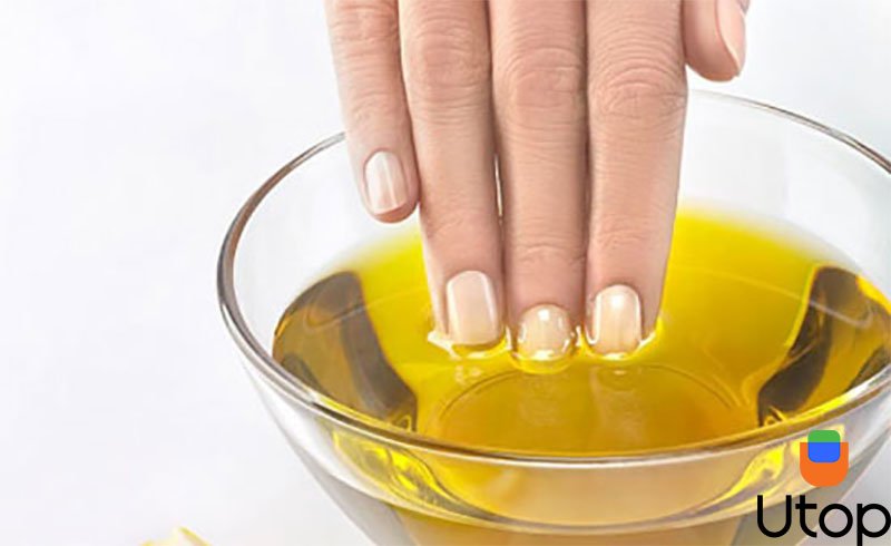 Cách 1: Dầu oliu và chanh giúp làm mềm móng tay