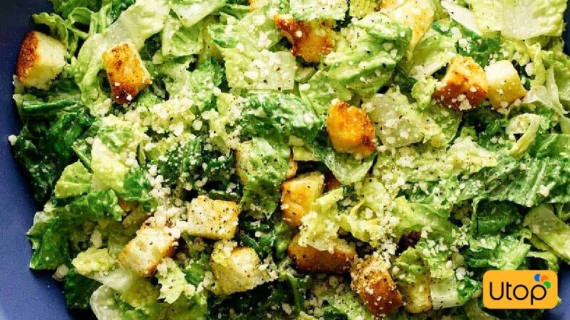 Salad Caesar tĩnh với màu xanh salad nổi bật