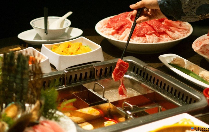 Nhiều chảo nóng và món ăn phụ 