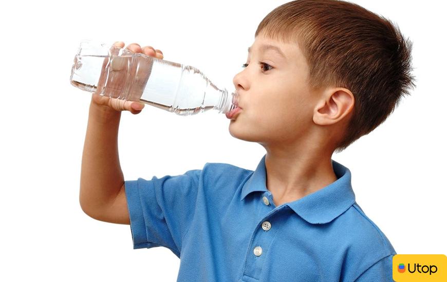 Cho trẻ uống đủ nước