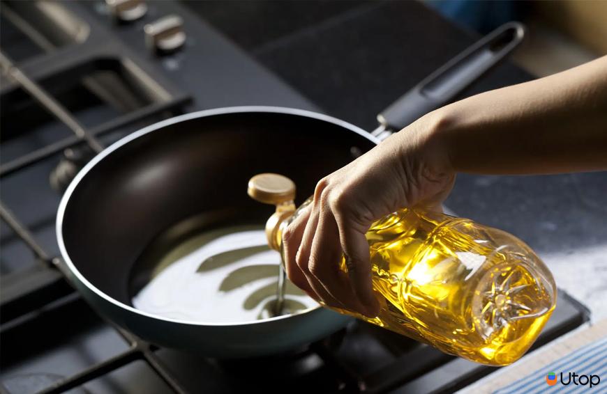 Đổ dầu ăn vào chảo trước khi bật bếp