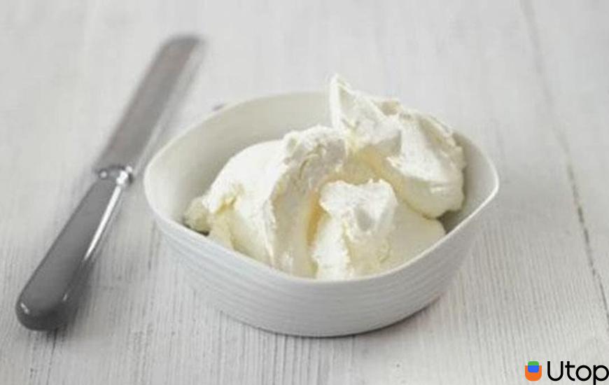 Pha chế sốt phô mai từ cream cheese và kem tươi 