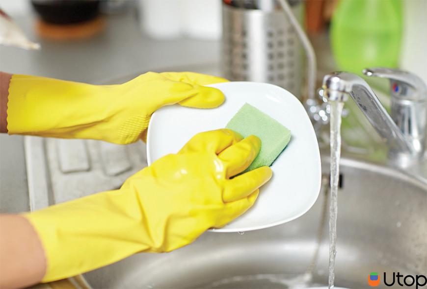 Đeo găng tay khi sử dụng chất tẩy rửa 