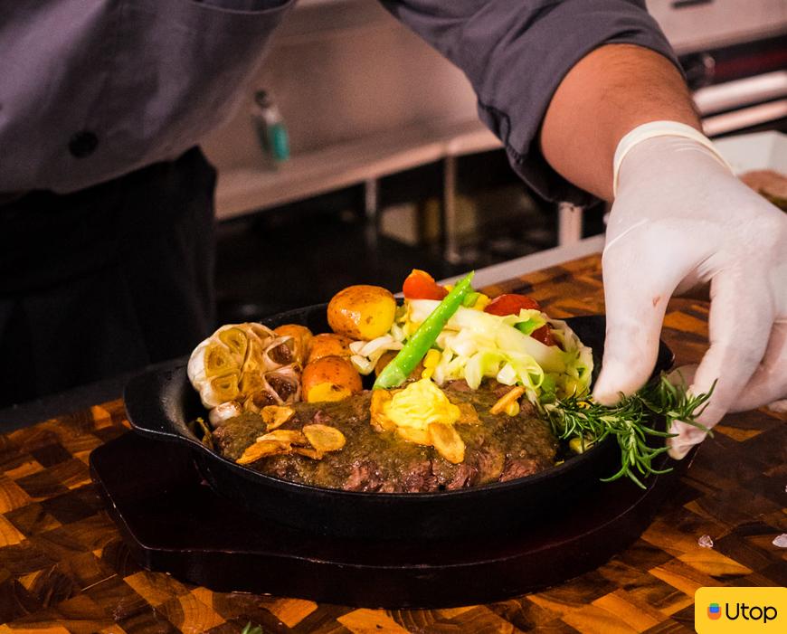 Đội ngũ nhân viên tại Grille6 Steakhouse phục vụ khách hàng chu đáo và niềm nở