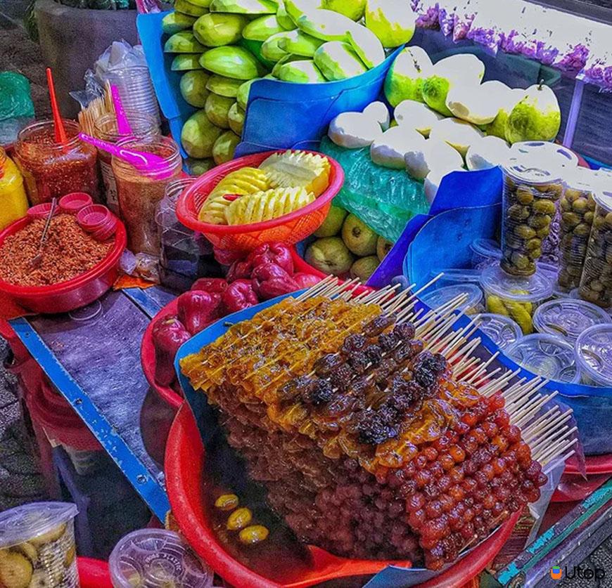 Đa dạng các món ăn tại xe trái cây Cô Thanh