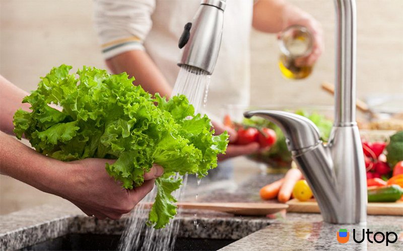 Không rửa rau củ trước khi bảo quản trong tủ lạnh
