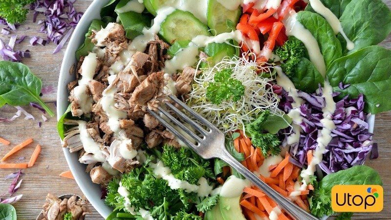 Salad Station cho phép bạn chọn từ toppings cho đến nước xốt cho món ăn của bạn