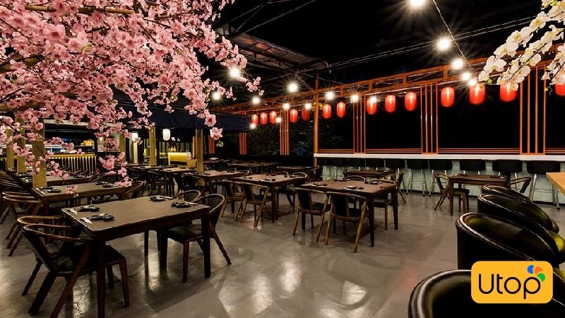 Không gian nhà hàng Sushi Ok được trang trí bởi hoa anh đào và đèn lồng khí đỏ